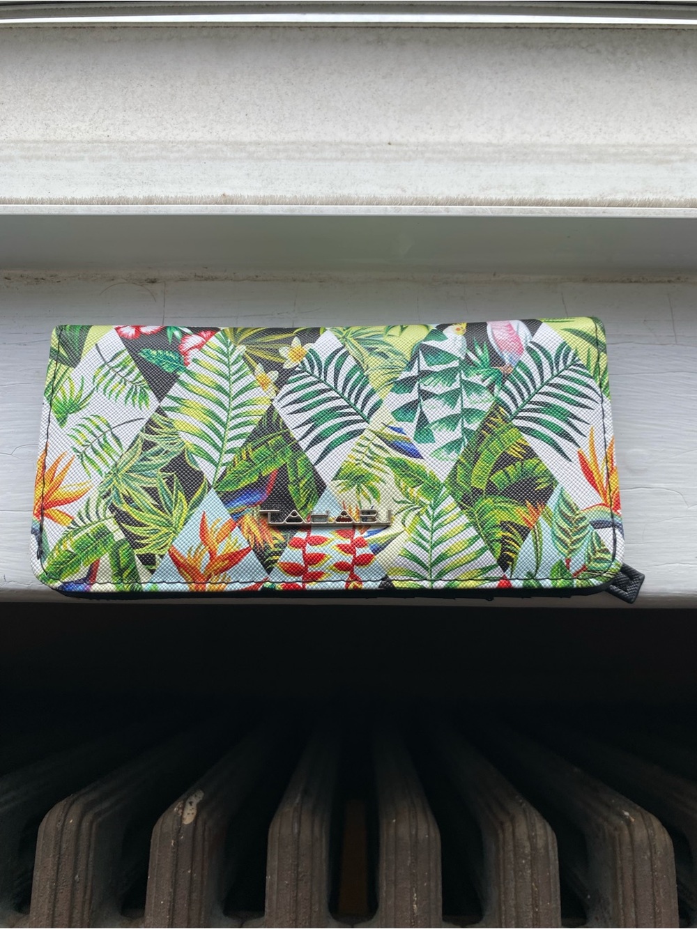 Tahari Tropical Leaf Print Wallet – Green Multi